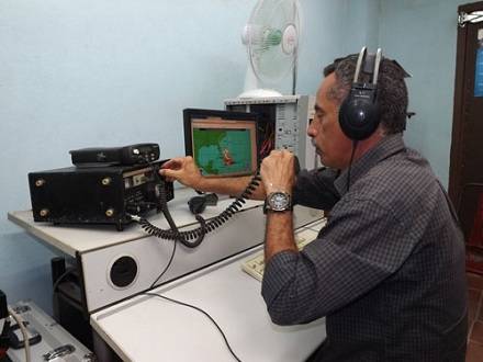 Carlos López, radioaficionado de la provincia de Las Tunas. Foto: Rey Betancourt/ Tiempo21.