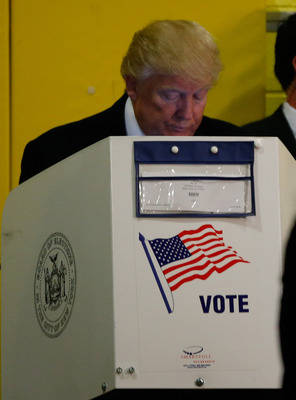 El candidato republicano a la presidencia estadounidense, Donald Trump, votando el 08/11/2016 en la ciudad de Nueva York, concretamente en el distrito de Manhattan, donde reside. Foto: Gary Hershorn/Zuma Press/dpa 