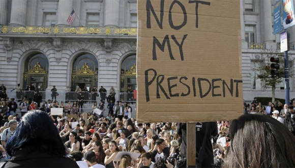 Estudiantes de secundaria protestan en contra de la victoria de Donald Trump en la elección por la presidencia de Estados Unidos, frente al Ayuntamiento en San Francisco, el jueves 10 de noviembre de 2016. Foto: AP.