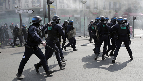 France : la police disperse des manifestants avec des gaz lacrymogènes lors des manifestations du 1er mai